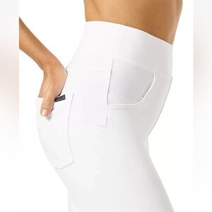 NWT HUE Game Changing Knit Denim Stretch stretchy Bermuda Shorts White Small S